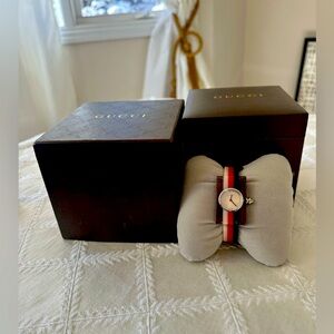 Gucci 143.5 Quartz Watch Plexiglass Mother Of Pearl Red White Blue Bangle New